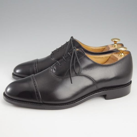 未使用★トリッカーズ SIZE 8.5-4(UK8程度)【現行定価10万円以上★パンチドキャップトゥ/黒】カーフ/メンズ/Tricker's★k488