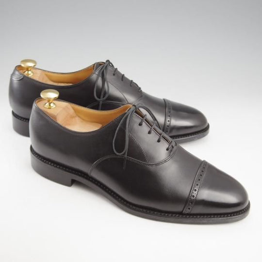 未使用★トリッカーズ SIZE 8.5-4(UK8程度)【現行定価10万円以上★パンチドキャップトゥ/黒】カーフ/メンズ/Tricker's★k488